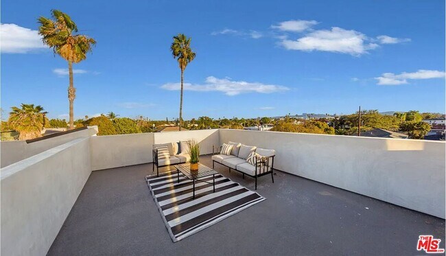 Building Photo - 1637 S Sherbourne Dr