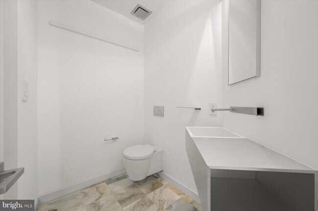 Building Photo - 100 Harborview Dr