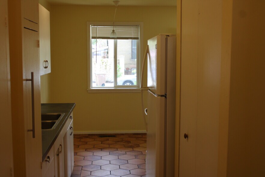 Building Photo - 907 E Laird Ave