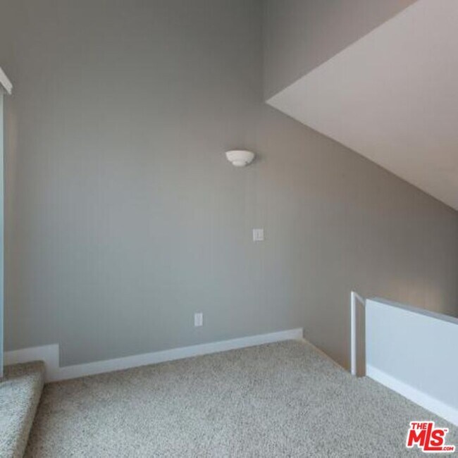 Building Photo - 6600 Beachview Dr