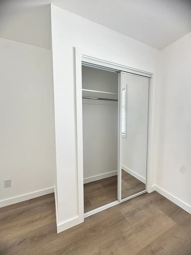 Building Photo - 1327 E Kingsley Ave