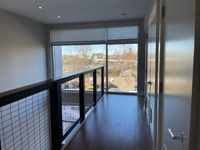 Building Photo - Contemporary Townhome East side of Downtow...