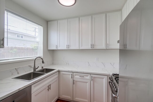 Building Photo - Updated 2-Bed Condo in Prime North Park