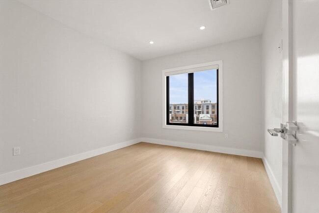 Building Photo - 51 Silver St