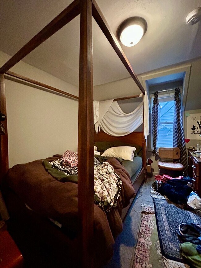 Building Photo - AVAILABLE JUNE- Gorgeous 4 Bed, 1 Bathroom Hillside Home!