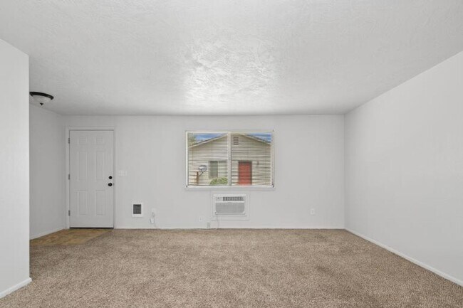 Building Photo - Spacious 2 Bedroom Duplex _ Pet Friendly!