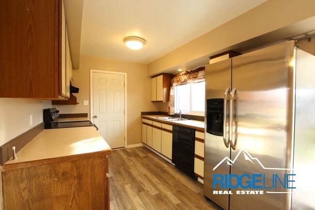 Building Photo - MOVE IN SPECIAL! East-End Home with Large Garage for Lease!