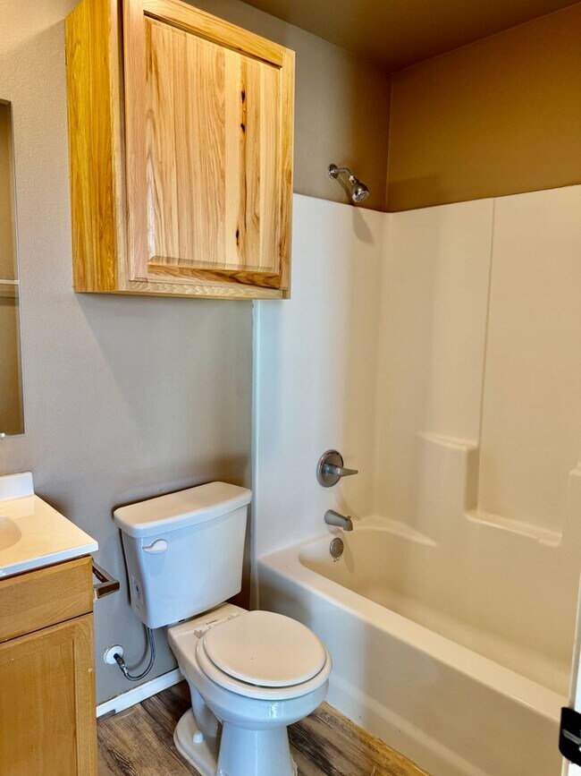 Building Photo - Newer Build 3/2/1 on Quiet Street!