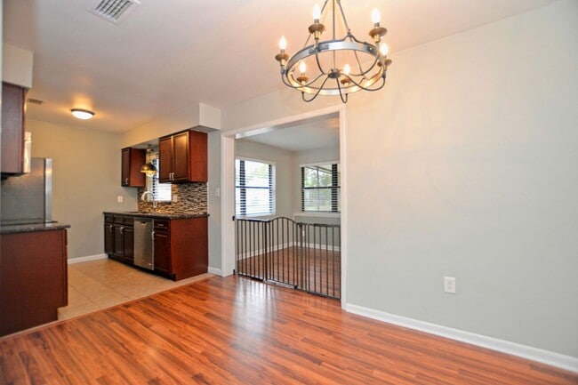 Building Photo - 4 bed 2 bath home