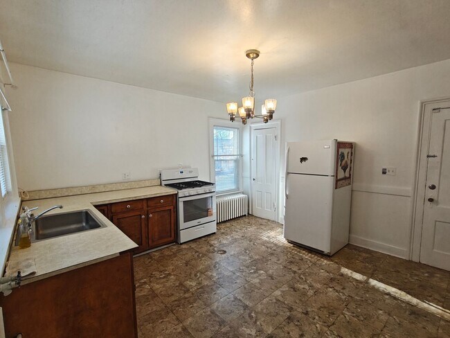 Building Photo - JUST IN TIME FOR THIS COLD WEATHER!!! HEAT INC IN RENT 1-2 BDRM 2ND FL APT W/ OFF ST PARKING