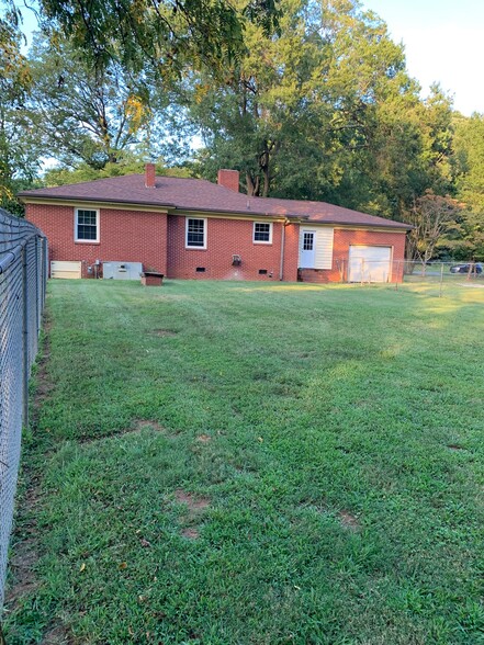 Building Photo - 2400 Sunset Rd