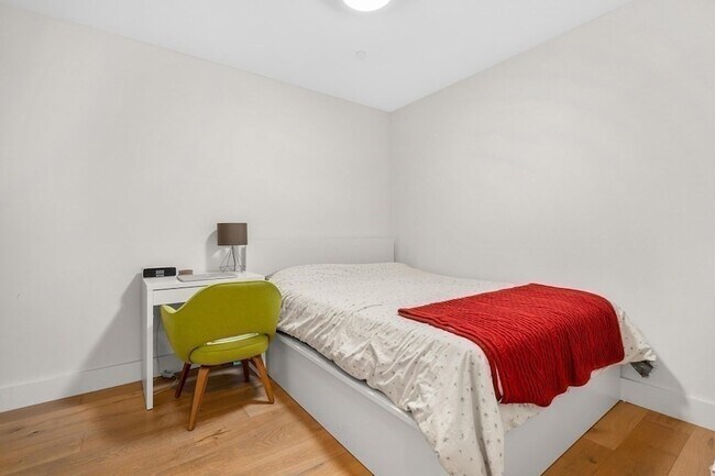 Building Photo - 248 Meridian St