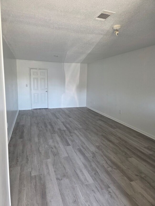 Building Photo - 2 BR j