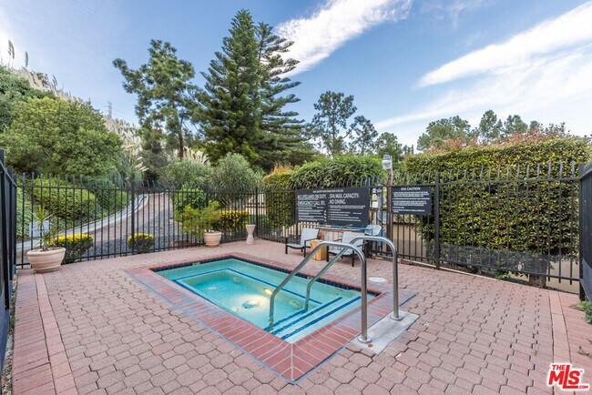 Building Photo - 6752 Hillpark Dr