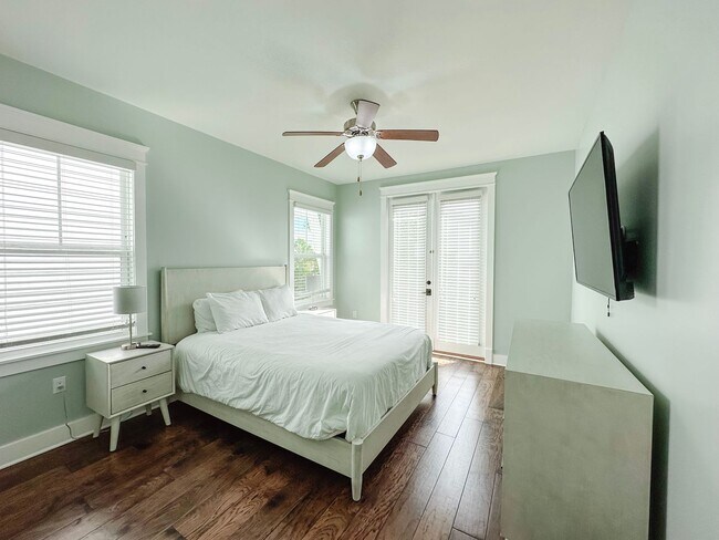 Building Photo - New, exclusive 3200 sq ft 4 bedroom/3.5bat...