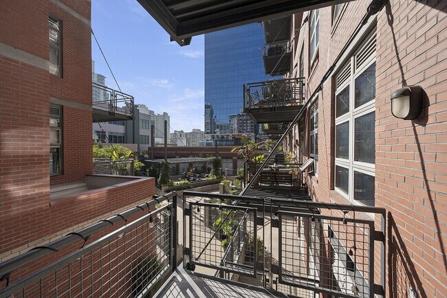 Building Photo - $3,695 - 1 Bed + Den / 1.5 Bath Condo at Parkloft Residence in Downtown San Diego