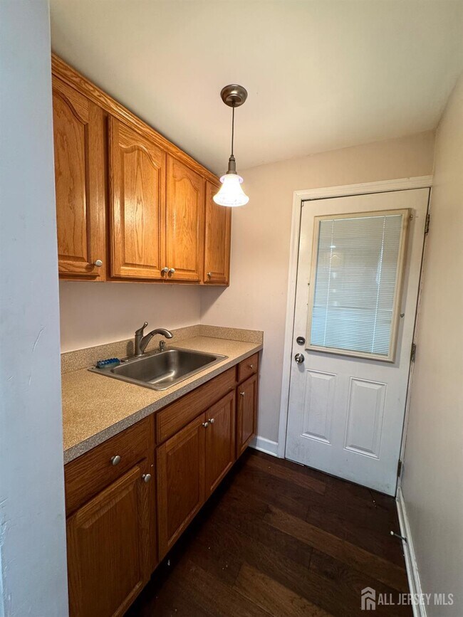 Building Photo - 80 Commerce St