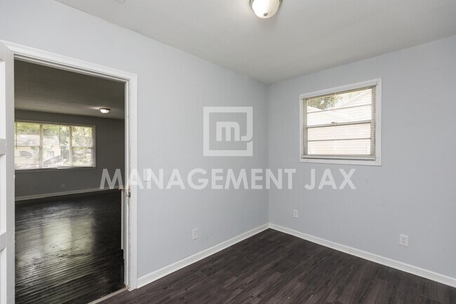 Building Photo - 2325 Westbrook Cir N