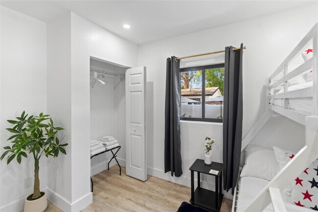 Building Photo - 719 NE 36th St