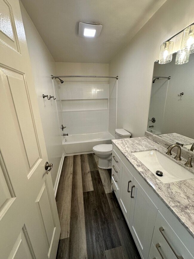 Building Photo - Renovated 4 Bedroom 2 Bath Room Downtown -...