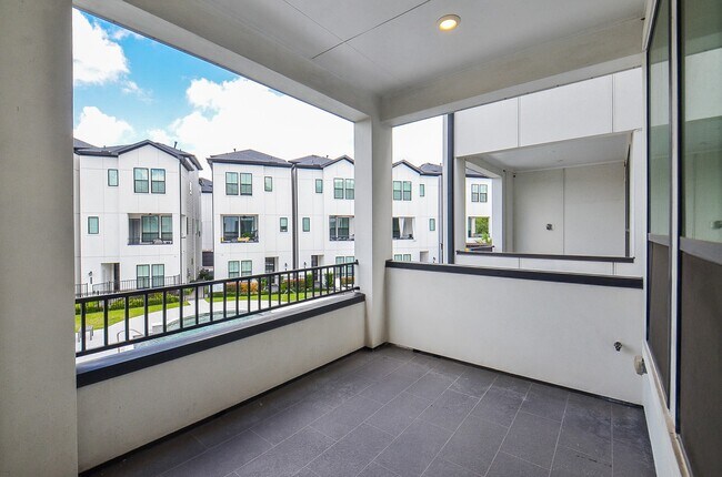 Building Photo - 2812 Grand Fountains Dr