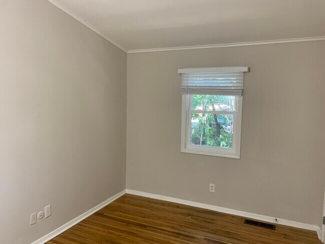 Building Photo - 17 Willow Dr