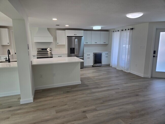 Building Photo - 3442 Fairview Dr