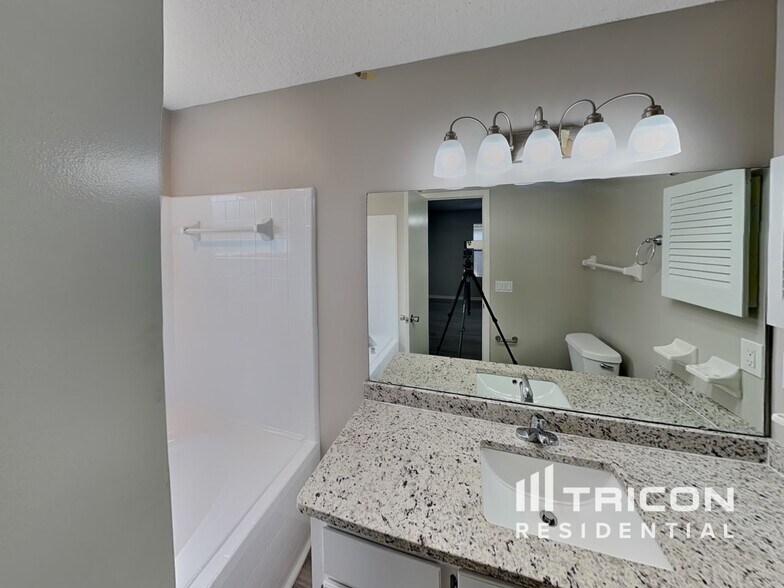 Building Photo - 1707 Ashwood Cir