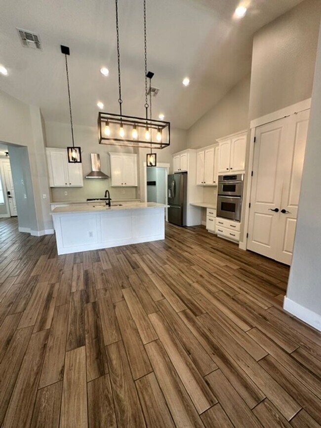Building Photo - Beautiful Remodeled Cortina Home, 2310 sq ft, 4-bed, 2-bath home with a bonus den.