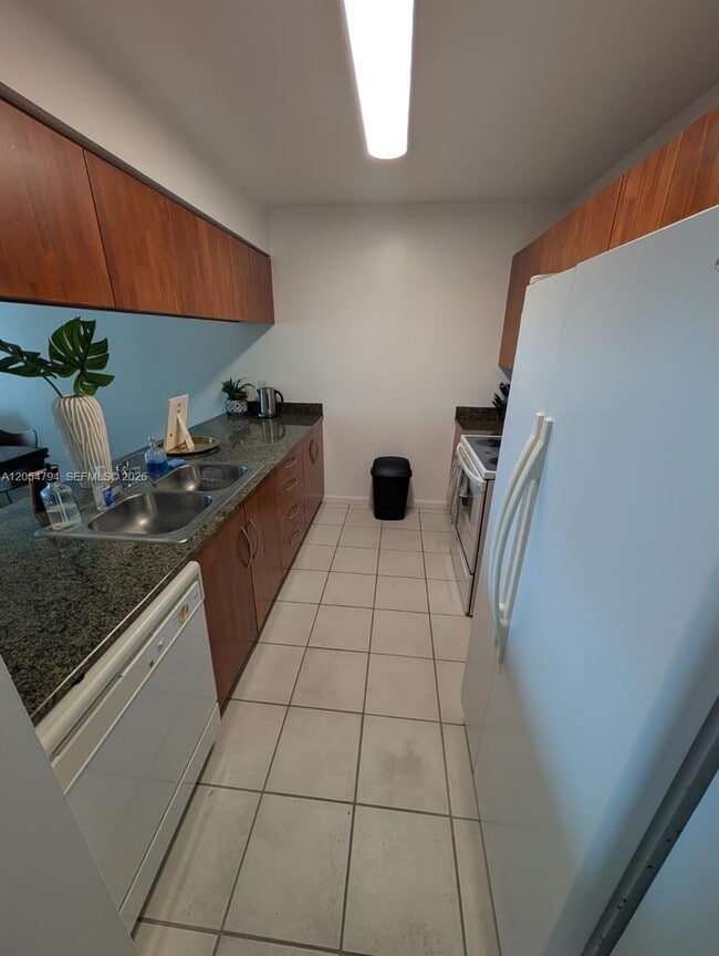 Building Photo - 1200 Brickell Bay Dr