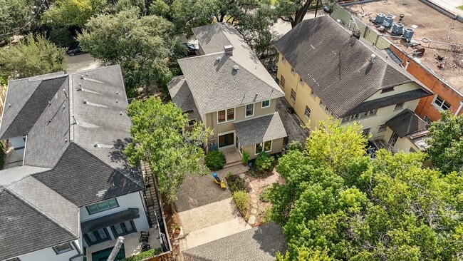Building Photo - 406 Sul Ross St