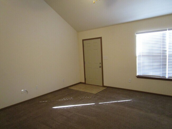 Building Photo - 707-707 Glenstone Dr