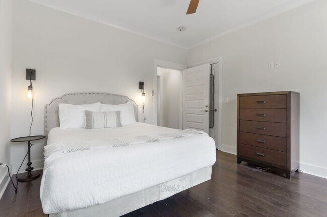 Building Photo - Luxurious 4-Bed Townhouse with Fireplace &...