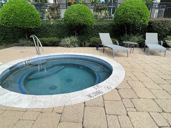 Building Photo - 5005 Hidalgo St