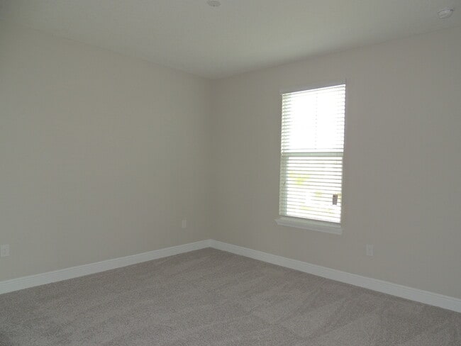 Building Photo - Move in ready! Newer home in great location.