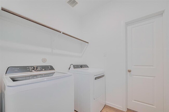 Building Photo - 2120 Toyhill Fls Ln