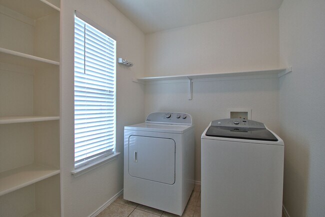 Building Photo - Well Maintained 4 Bed House in Kyle