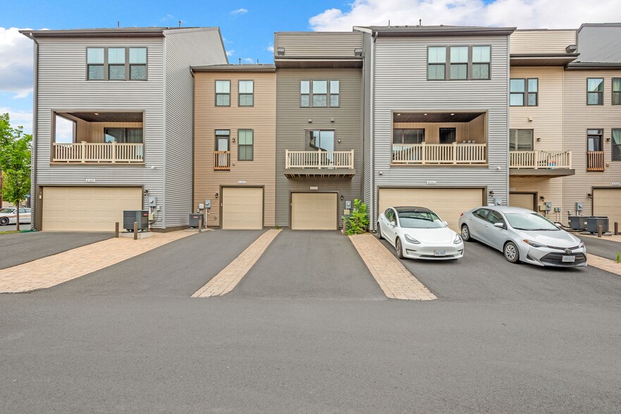 Building Photo - 43501 Apple Orch Sq