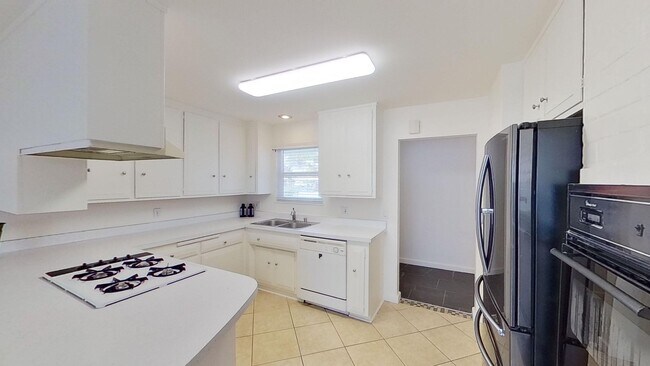 Building Photo - 16402 Birdie Ln