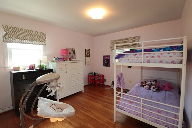 Building Photo - Spectacular 4 Bedroom, 3.5 SFH - Fenced Ya...