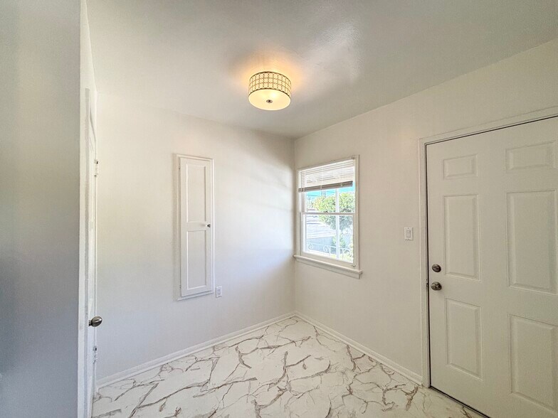 Building Photo - 2338 Keeler St