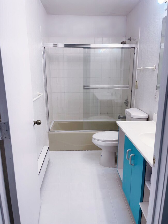 NEWLY REMOLDED BATHROOM - 1370 Alki Ave SW