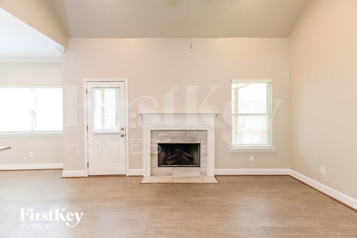 Building Photo - 165 Whispering Way