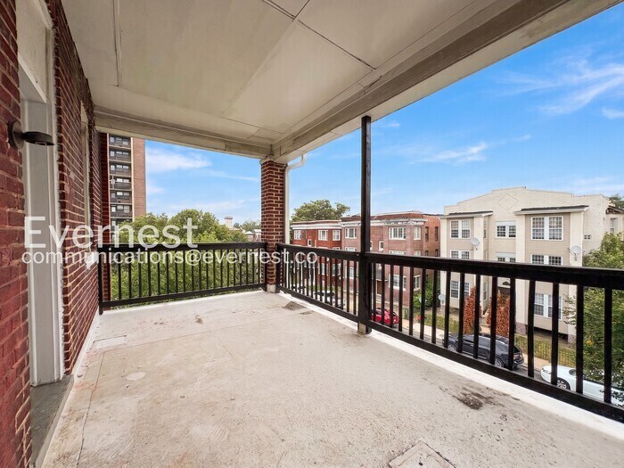 Building Photo - 2440 Callow Ave