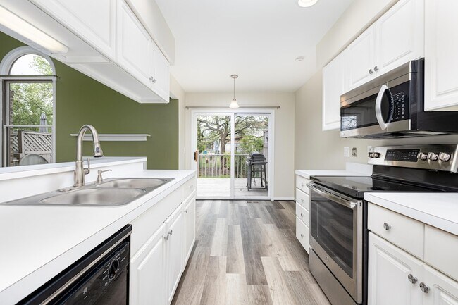 Building Photo - 45085 Horseshoe Dr