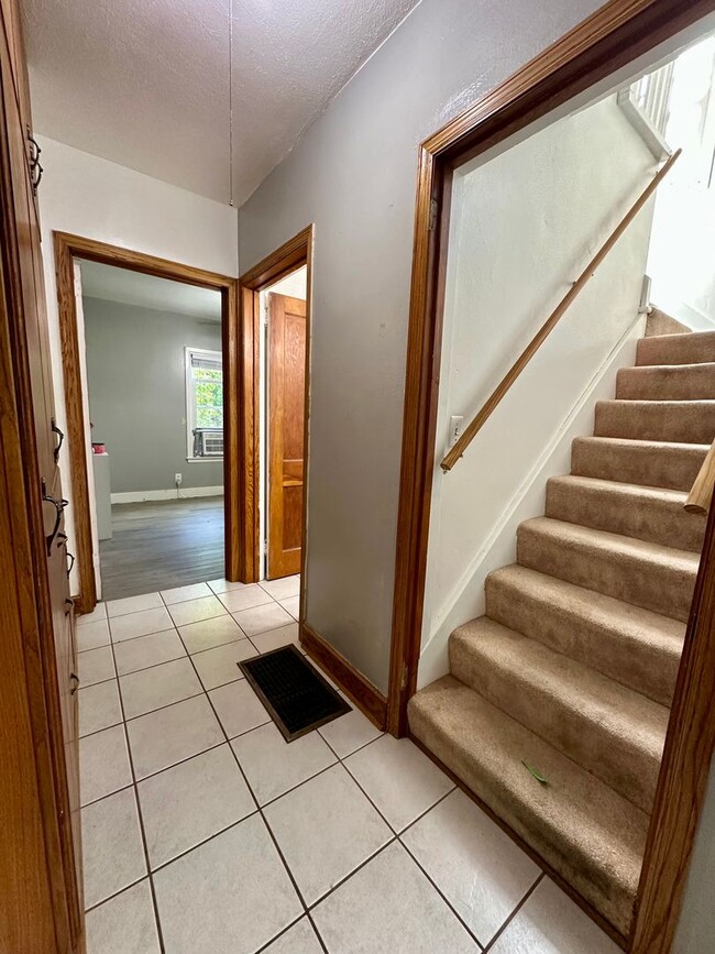 Building Photo - 3 bed, 1.5 bath home for rent in Waterloo