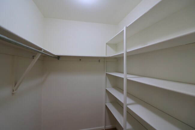 Building Photo - 2/2 Gem in Grosvenor Park!