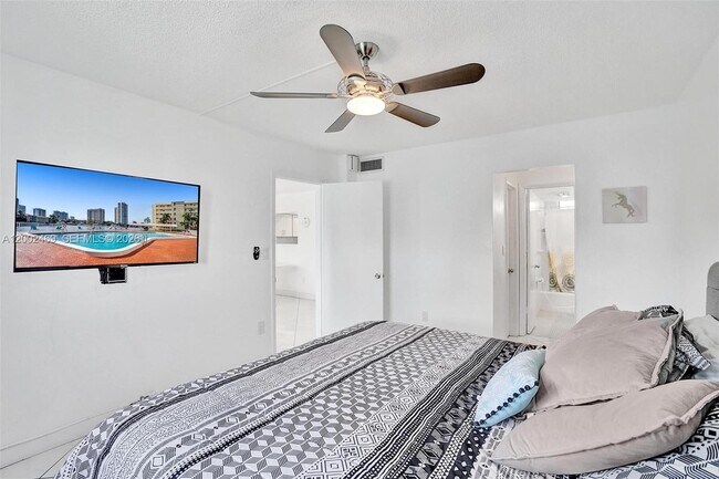 Building Photo - 2999 Point E Dr