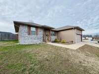 Building Photo - 633 S Southgate Dr