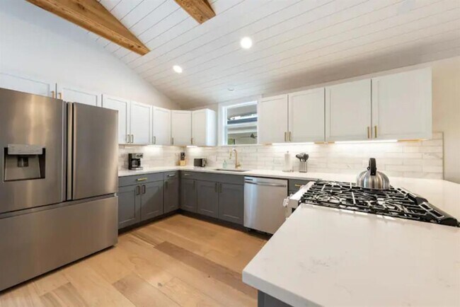 Building Photo - 2319 Santa Rita St